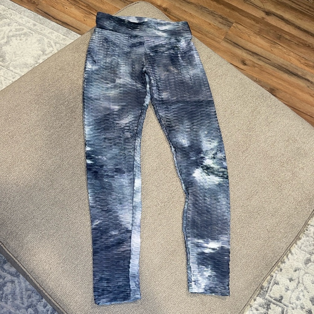 Tie-dye scrunchy leggings